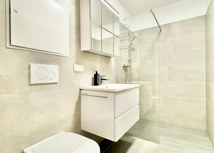 Apartment Mit Balkon *